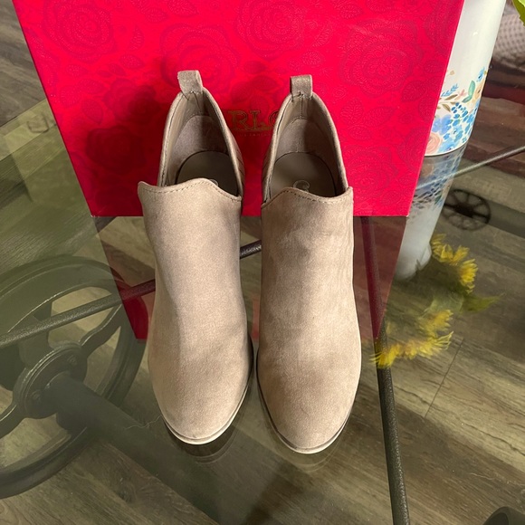 Carlos By Carlos Santana ladies Bootie type boot. Fabric upper - Picture 2 of 10